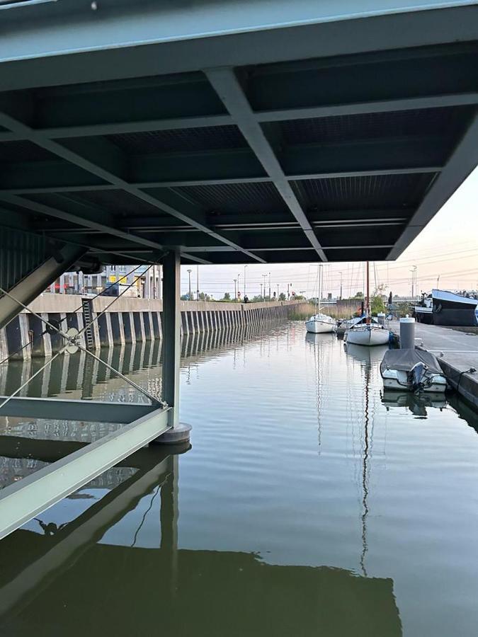 Wheelhouse Euphrate Houseboat Bed & Breakfast Diemerbrug Екстериор снимка